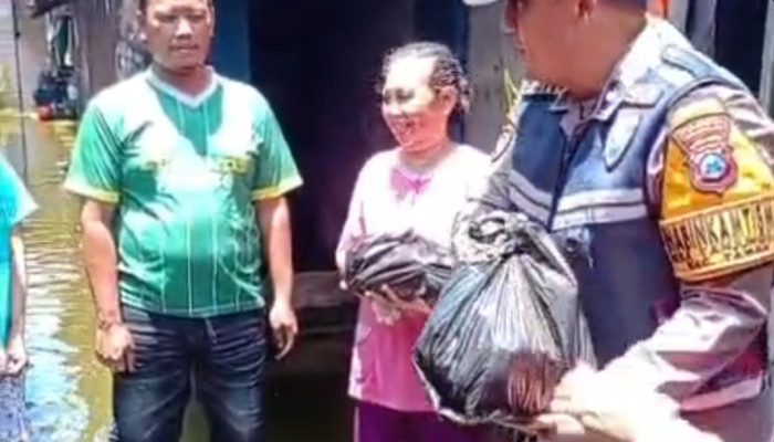 Aksi Sosial Bhabinkamtibmas Di Tengah Banjir, Warga Dusun Dodokan Desa Tanjungsari Taman Butuh Bantuan Air Bersih