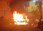 Diduga Korsleting, Sepeda Motor Hangus Terbakar Di Waru Sidoarjo