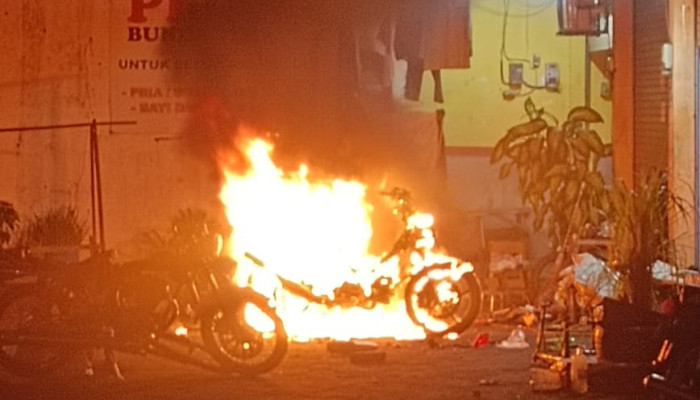 Diduga Korsleting, Sepeda Motor Hangus Terbakar Di Waru Sidoarjo