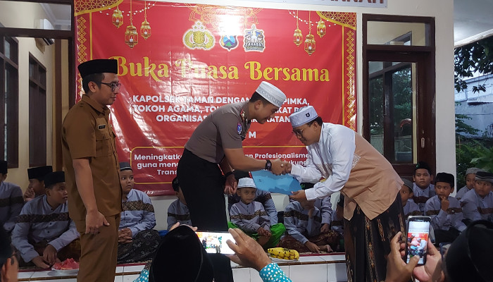 Buka Puasa Bersama Forkopimka Dan Santuni Anak Yatim, Kapolsek Taman Ajak Jaga Harkamtibmas Jelang Idul Fitri