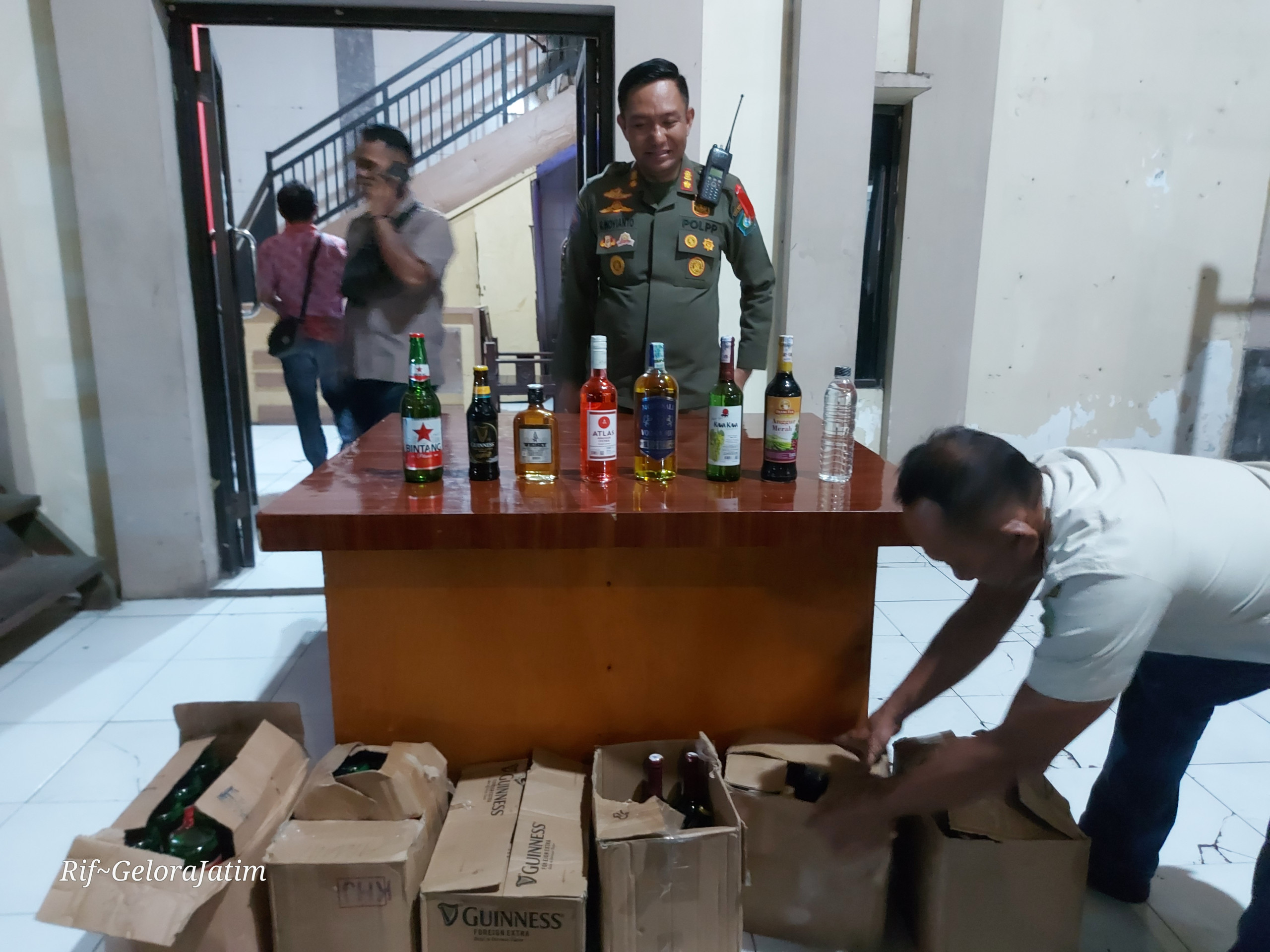 Satpol PP Sidoarjo Razia Warung Remang-Remang di Tol HK Jabon, 10 Pemandu Lagu dan Puluhan Botol Miras Diamankan 2 20260313 225654 Scaled