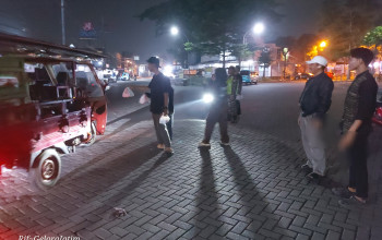 Didukung Pemdes dan Polsek Taman, Kartar Bringinbendo Gelar Aksi Sosial Sahur On The Road dan "Kopi Seduh Pak Bhabin" 4 20260314 104007