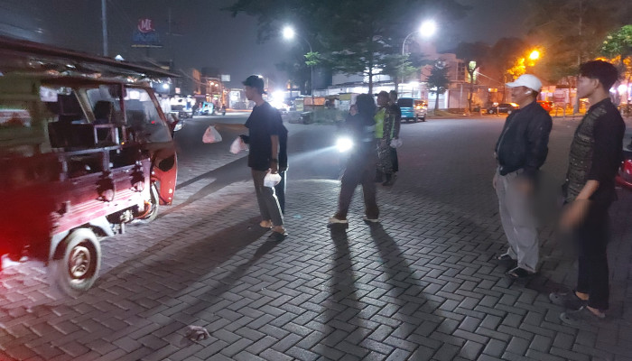 Didukung Pemdes Dan Polsek Taman, Kartar Bringinbendo Gelar Aksi Sosial Sahur On The Road Dan “Kopi Seduh Pak Bhabin”