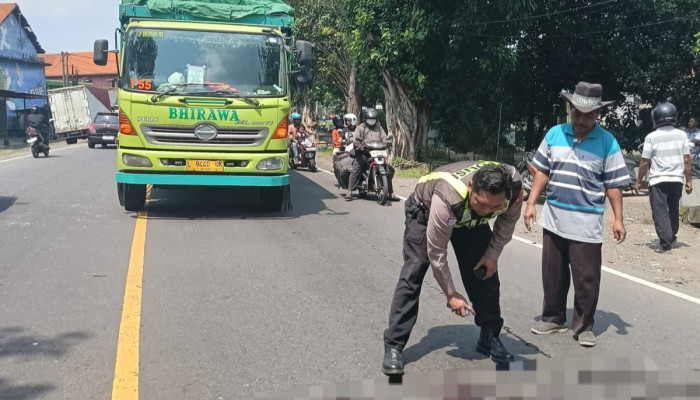 Tabrakan Motor Dan Truk Box Di Balongbendo, Dua Orang Tewas Dan Satu Anak Luka