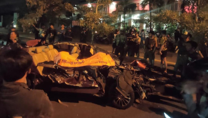 Tabrak Truk Fuso Di Sedati, Sopir Civic Tewas Terjepit Di Dalam Mobil