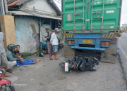 Vario Hilang Kendali, Tabrak Trailer Mogok Di Depan Showroom Gilang Taman