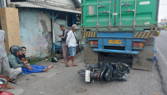 Vario Hilang Kendali, Tabrak Trailer Mogok Di Depan Showroom Gilang Taman