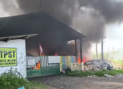 Api Lahap Tumpukan Sampah Tpst Rejeni Krembung, Damkar Porong Gerak Cepat Padamkan