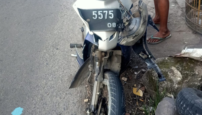Diduga Kurang Hati-Hati, Pengendara Motor Dilarikan Ke Rs Usai Tertabrak Truk Di Taman