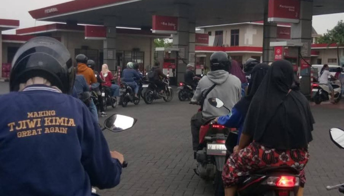 Isu Kenaikan Bbm Picu Kepanikan, Antrean Panjang Warnai Sejumlah Spbu Di Taman Sidoarjo
