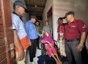 Bupati Subandi Serahkan Bantuan Kursi Roda Dan Renovasi Rtlh Di Krian