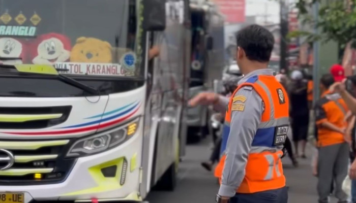 Perbaikan Jalan Di Terminal Purabaya Picu Kemacetan Panjang Arah Waru