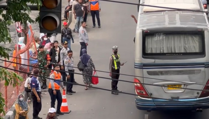 Satlantas Polresta Sidoarjo Siap Tilang Sopir Bus Yang Ngetem Di Bahu Jalan Raya Waru
