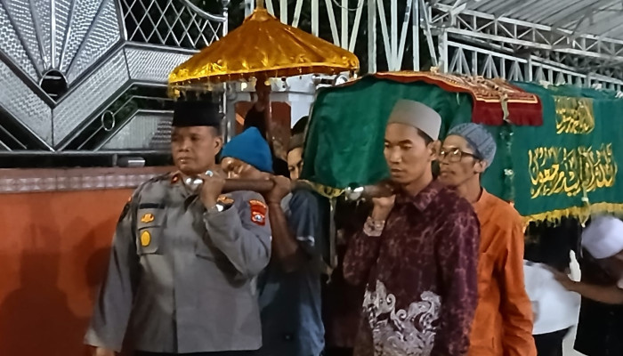 Khidmat Dan Penuh Penghormatan, Pemakaman Purn. Kompol Sujut, Sh Dihadiri Kapolsek Balongbendo