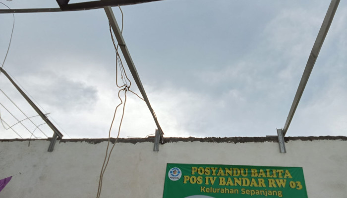 Selain Robohkan Reklame Kedungturi, Angin Kencang Rusak Bangunan Di Kelurahan Sepanjang