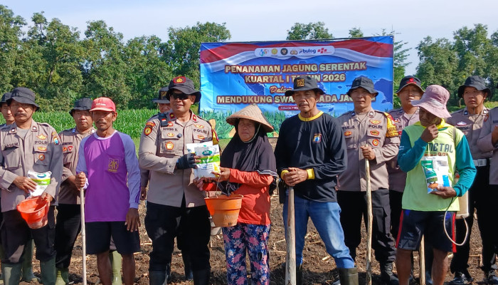 Kapolsek Balongbendo Pimpin Penanaman Jagung Serentak Dukung Ketahanan Pangan