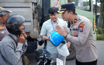 Peduli Keselamatan Berkendara, Polsek Taman dan RS Anwar Medika Bagikan Helm SNI 5 Img 20260309 Wa0066