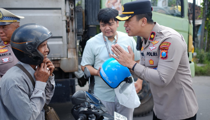 Peduli Keselamatan Berkendara, Polsek Taman Dan Rs Anwar Medika Bagikan Helm Sni