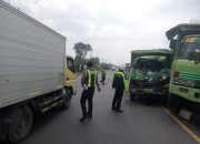 Dua Truk Bertabrakan Di U-Turn Watugolong Krian, Tiga Korban Dilarikan Ke Rs Anwar Medika