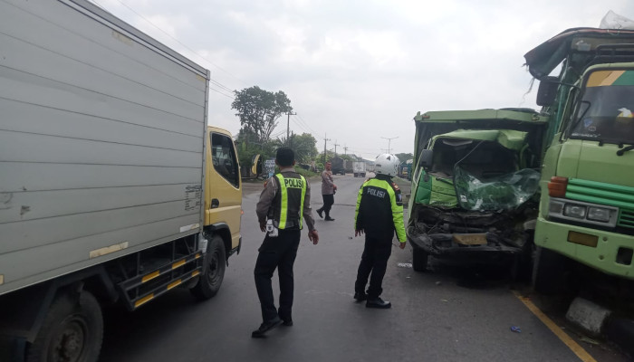 Dua Truk Bertabrakan Di U-Turn Watugolong Krian, Tiga Korban Dilarikan Ke Rs Anwar Medika