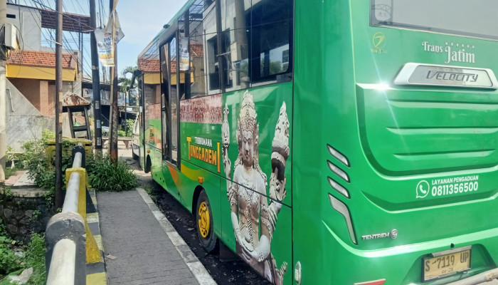 Motor Hantam Bus Trans Jatim Di Halte Bringinbendo, Dua Orang Dikarikan Ke Rs