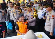 Tinjau Terminal Purabaya, Kapolri Ingatkan Sopir Bus Utamakan Keselamatan Pemudik