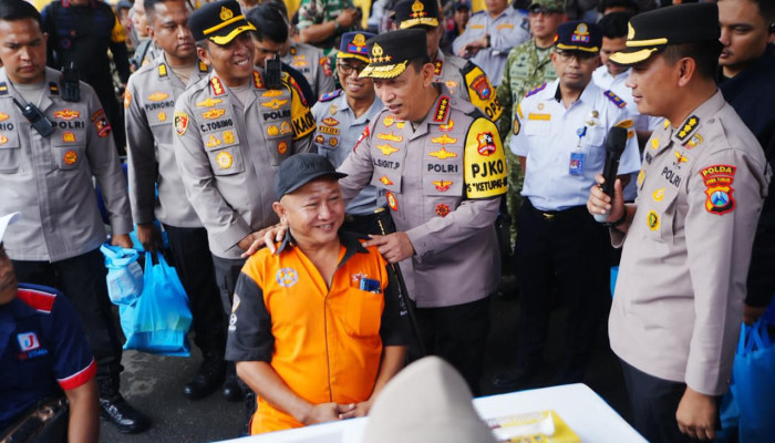 Tinjau Terminal Purabaya, Kapolri Ingatkan Sopir Bus Utamakan Keselamatan Pemudik