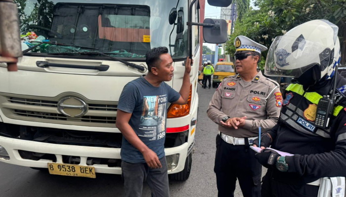 Satlantas Polresta Sidoarjo Tindak Tegas Truk Langgar Pembatasan Operasional Mudik