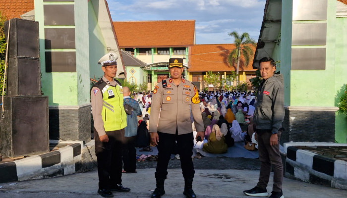 Pengamanan Sholat Idul Fitri 1447 H Di Balongbendo Berjalan Aman, Kapolsek Turun Langsung Pimpin Personel