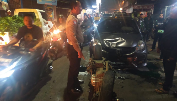 Diduga Hilang Kendali, Pengendara Motor Tabrak Honda Brio Di Sukodono, Satu Orang Terluka