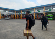 Puncak Arus Balik Lebaran, Ribuan Penumpang Padati Terminal Purabaya