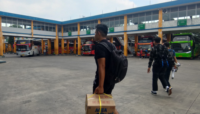 Puncak Arus Balik Lebaran, Ribuan Penumpang Padati Terminal Purabaya