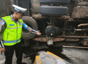 Truk Muat Jagung Terguling Di Tol Jelang Gate Waru Utama, Lalu Lintas Sempat Tersendat