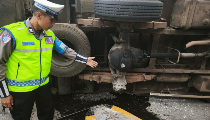 Truk Muat Jagung Terguling Di Tol Jelang Gate Waru Utama, Lalu Lintas Sempat Tersendat