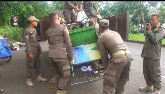Abaikan Teguran, Pkl Di Taman Pinang Diangkut Satpol Pp Sidoarjo