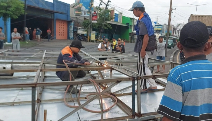 Angin Kencang Robohkan Reklame Raksasa Di Kedungturi Taman, Timpa Kabel Dan Tiang Listrik