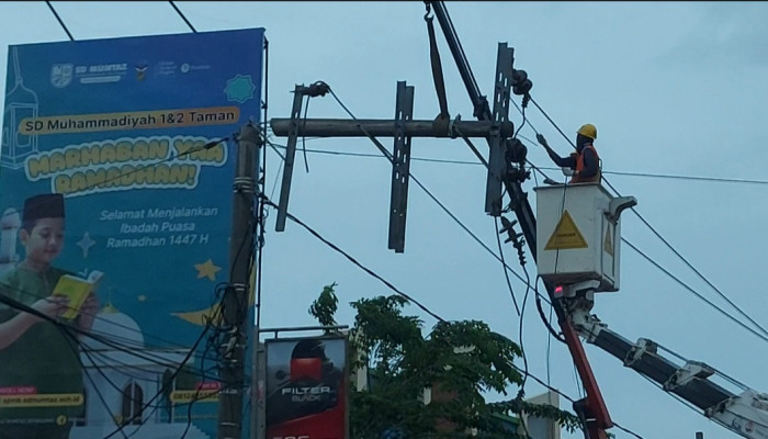 Pln Terjunkan 63 Personel Pulihkan Jaringan Listrik Pasca Reklame Roboh Di Taman Sidoarjo