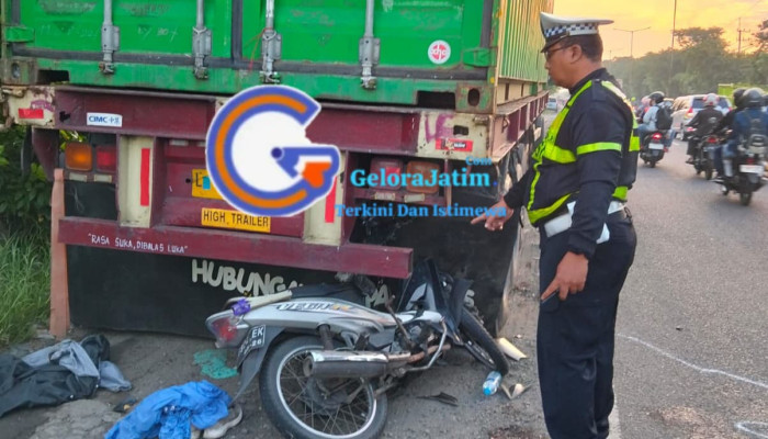 Kelelahan Usai Mendaki Gunung Penanggungan, Motor Tabrak Trailer Di Taman Sidoarjo, Dua Remaja Terluka