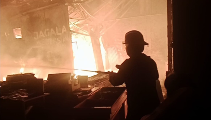 Api Lahap Gudang Kayu Di Sidokumpul, Pemadaman Berlangsung 3,5 Jam