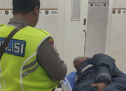 Diduga Mengantuk, Pengendara Honda Adv Alami Laka Tunggal Di Jalan Raya Gilang