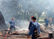 Api Lahap Area Proyek Perumahan Di Sedati, Mes Pekerja Dan Gudang Material Ludes Terbakar