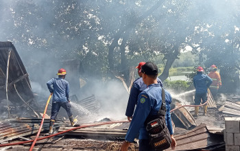 Api Lahap Area Proyek Perumahan Di Sedati, Mes Pekerja Dan Gudang Material Ludes Terbakar