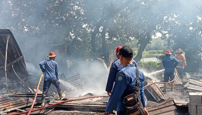 Api Lahap Area Proyek Perumahan Di Sedati, Mes Pekerja Dan Gudang Material Ludes Terbakar