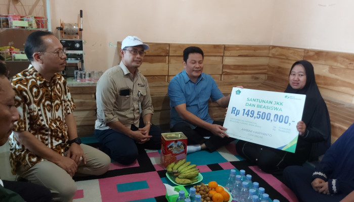 Bupati Sidoarjo Serahkan Santunan Jkk Rp 149,5 Juta Kepada Keluarga Ojol Korban Kecelakaan