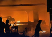 Diduga Korsleting Listrik, Si Jago Merah Lahap Pabrik Plastik Di Bangsri Sukodono