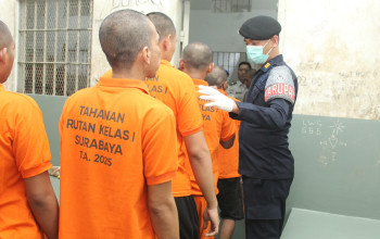 Rutan Kelas I Surabaya Gelar Tes Urin Dan Razia Blok Hunian, Hengki Giantoro Tegaskan Komitmen Bebas Halinar