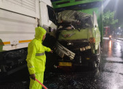 Hindari Minibus, Truk Tronton Terlibat Tabrakan Adu Banteng Di Tarik Sidoarjo, Sopir Luka Parah