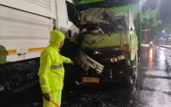 Hindari Minibus, Truk Tronton Terlibat Tabrakan Adu Banteng Di Tarik Sidoarjo, Sopir Luka Parah