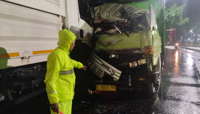 Hindari Minibus, Truk Tronton Terlibat Tabrakan Adu Banteng Di Tarik Sidoarjo, Sopir Luka Parah