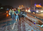 Tragis, Pemotor Tewas Tertimpa Tiang Pju Usai Mobil Tabrak Median Di Krian